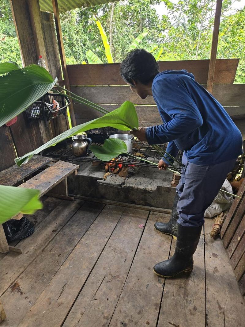Préparation du repas sur un feu de bois, avec des feuilles de bananier