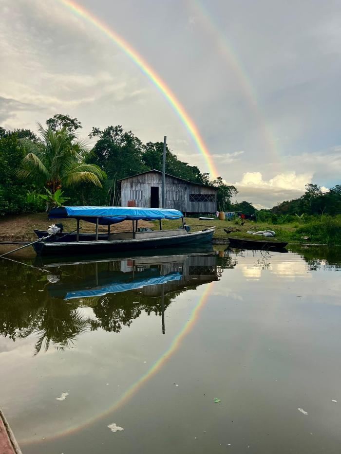 Un double arc-en-ciel au dessus des bateaux amarrés devant le campement