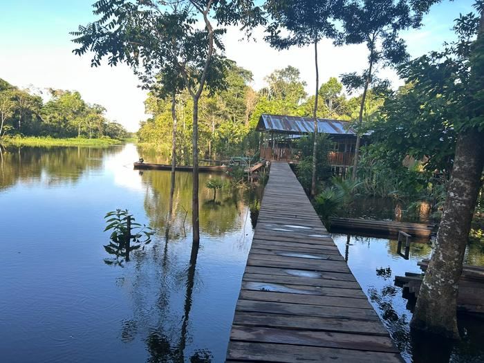 Le ponton de bois qui mène au campement, au dessus de l'eau